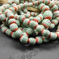 Chevron Perlen aus Java - hellgrün, weiß, rot - ganzer Strang - 65 Glasperlen Bild 2