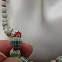 Chevron Perlen aus Java - hellgrün, weiß, rot - ganzer Strang - 65 Glasperlen Bild 9