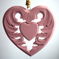 geschnitztes rosa Herz aus Holz Bild 1
