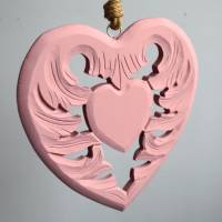 geschnitztes rosa Herz aus Holz Bild 2