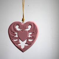 geschnitztes rosa Herz aus Holz Bild 3