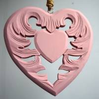 geschnitztes rosa Herz aus Holz Bild 4