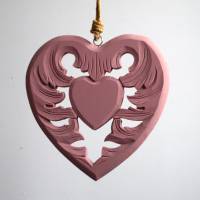 geschnitztes rosa Herz aus Holz Bild 5