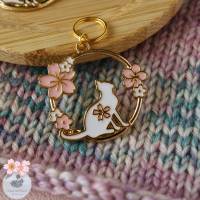 Handgefertigter Maschenmarkierer mit Katze und Kirschblüten im Kreis zum Stricken oder Häkeln! Sakura! Bild 2