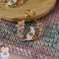 Handgefertigter Maschenmarkierer mit Katze und Kirschblüten im Kreis zum Stricken oder Häkeln! Sakura! Bild 4