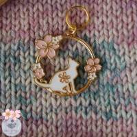 Handgefertigter Maschenmarkierer mit Katze und Kirschblüten im Kreis zum Stricken oder Häkeln! Sakura! Bild 6