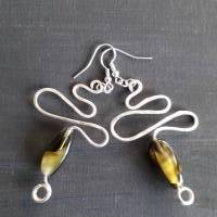Aparte Ohrringe mit tollen Böhmischen Glasperlen in goldenem Grün, versilbert Bild 1