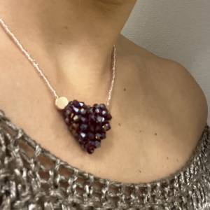 Halskette rosa-metallische Rocailles Perlen mit Herzanhänger in blutrot aus Glaskristallen, Miyuki Bild 1