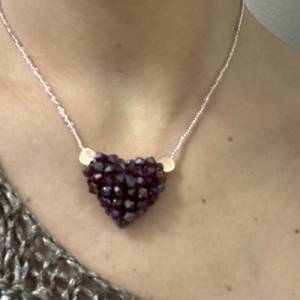 Halskette rosa-metallische Rocailles Perlen mit Herzanhänger in blutrot aus Glaskristallen, Miyuki Bild 2
