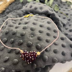 Halskette rosa-metallische Rocailles Perlen mit Herzanhänger in blutrot aus Glaskristallen, Miyuki Bild 3