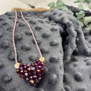 Halskette rosa-metallische Rocailles Perlen mit Herzanhänger in blutrot aus Glaskristallen, Miyuki Bild 4