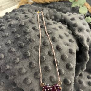 Halskette rosa-metallische Rocailles Perlen mit Herzanhänger in blutrot aus Glaskristallen, Miyuki Bild 5