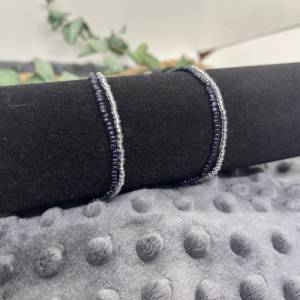 Set aus zwei elastischen Armbändern, silber-irisierend, mitternachtsblau, stapelbar, Rocailles Perlen Bild 2