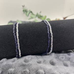 Set aus zwei elastischen Armbändern, silber-irisierend, mitternachtsblau, stapelbar, Rocailles Perlen Bild 3
