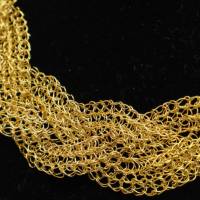 Gehäkeltes Gold - handmade Damen-Collier aus 24ct vergoldetem Draht, geflochten, geschlossen mit Magnetverschluss Bild 1