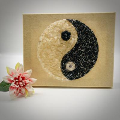Yin und Yang Bild mit Bergkristall und Hämatit