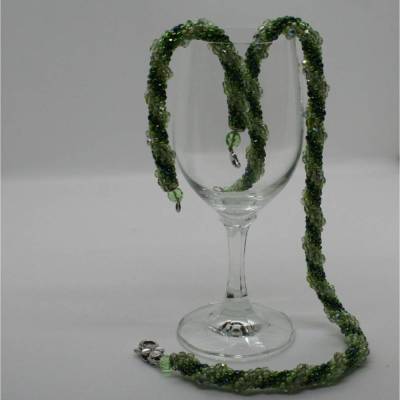 Schmuckset handgefädelt aus Kristallen in hell- und dunkelgrün und Glasperlen in grün in Schlauchtechnik
