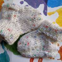 Weiße BabySöckchen - Neugeborenen-Socken mit bunten Flecken Bild 1