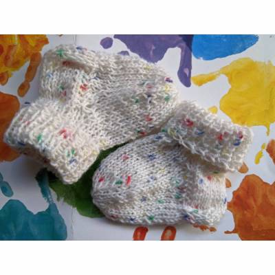 Weiße BabySöckchen - Neugeborenen-Socken mit bunten Flecken