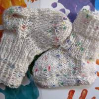 Weiße BabySöckchen - Neugeborenen-Socken mit bunten Flecken Bild 2