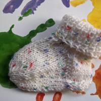 Weiße BabySöckchen - Neugeborenen-Socken mit bunten Flecken Bild 3