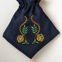 Kleine Tasche aus dunkelblauem Baumwollsatin mit Rosenstickerei Bild 2