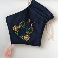 Kleine Tasche aus dunkelblauem Baumwollsatin mit Rosenstickerei Bild 6