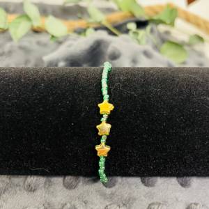 Zartes Perlenarmband „Forest Star“, effektvolle grüne Rocailles mit goldenen Sternen  Highlights, Hummerverschluss goldf Bild 2
