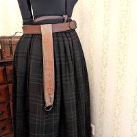 Rockzipfelhalter - Skirtlifter  aus Leinen mit keltischer Stickerei Bild 1