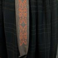 Rockzipfelhalter - Skirtlifter  aus Leinen mit keltischer Stickerei Bild 2