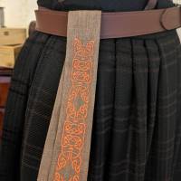 Rockzipfelhalter - Skirtlifter  aus Leinen mit keltischer Stickerei Bild 4