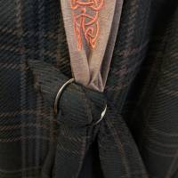 Rockzipfelhalter - Skirtlifter  aus Leinen mit keltischer Stickerei Bild 7