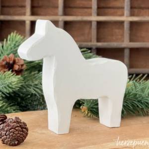 weißes Dalapferd im Skandi-Stil aus Keramikgießmasse, zu Weihnachten und für die Adventszeit Bild 1