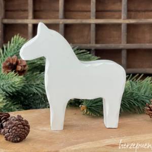 weißes Dalapferd im Skandi-Stil aus Keramikgießmasse, zu Weihnachten und für die Adventszeit Bild 2