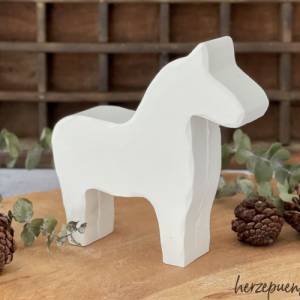 weißes Dalapferd im Skandi-Stil aus Keramikgießmasse, zu Weihnachten und für die Adventszeit Bild 3