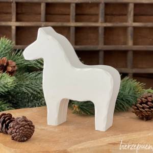 weißes Dalapferd im Skandi-Stil aus Keramikgießmasse, zu Weihnachten und für die Adventszeit Bild 8