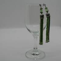 Quastenohrringe handgefädelt aus Glasperlen in Grüntönen Bild 1