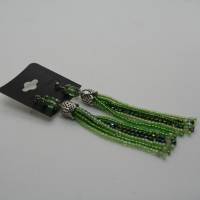 Quastenohrringe handgefädelt aus Glasperlen in Grüntönen Bild 3