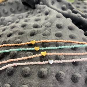 Zartes Perlenarmband „Candies“, verschieden farbige Rocailles in poppigen Farben mit Herz Detail, Hummerverschluss, Miyu Bild 7