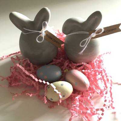 Dicke Osterhasen aus Beton, grau, Ei mit Ohren, Knickohrhase ca. 11 cm