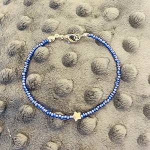 Zartes Perlenarmband „Midnight Star“, royalblaue irisierende Rocailles mit silberfarbenem Stern, Hummerverschluss silber Bild 4
