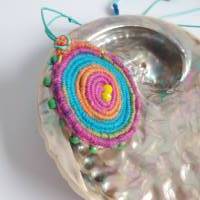Bunte runde Häkelspirale mit Perlen geschmückt als Halskette Bild 4