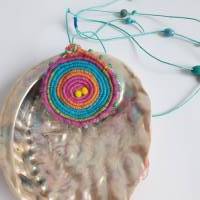 Bunte runde Häkelspirale mit Perlen geschmückt als Halskette Bild 5
