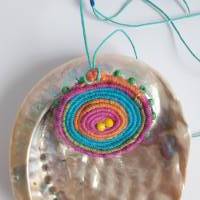 Bunte runde Häkelspirale mit Perlen geschmückt als Halskette Bild 6