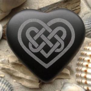 Herz Keltisches Herz Gravur Talisman Glücksbringer - Keltenkunst als toller Handschmeichler aus Basalt Bild 1