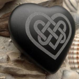 Herz Keltisches Herz Gravur Talisman Glücksbringer - Keltenkunst als toller Handschmeichler aus Basalt Bild 2