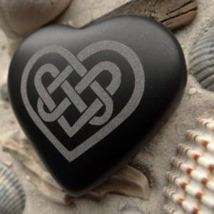 Herz Keltisches Herz Gravur Talisman Glücksbringer - Keltenkunst als toller Handschmeichler aus Basalt Bild 5