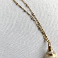 Halskette „Meeresschnecke“ creme/gold - Goldfarbene Kugelkette 45 cm aus Edelstahl mit Meeresschnecken-Anhänger Bild 3