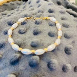 Zartes Armband „Pearls and Gold“, längliche Perlen Perlmuttfarben, goldene Kugeln, Hummerverschluss Bild 1