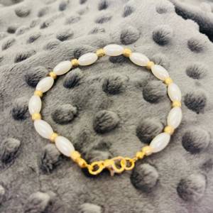 Zartes Armband „Pearls and Gold“, längliche Perlen Perlmuttfarben, goldene Kugeln, Hummerverschluss Bild 2